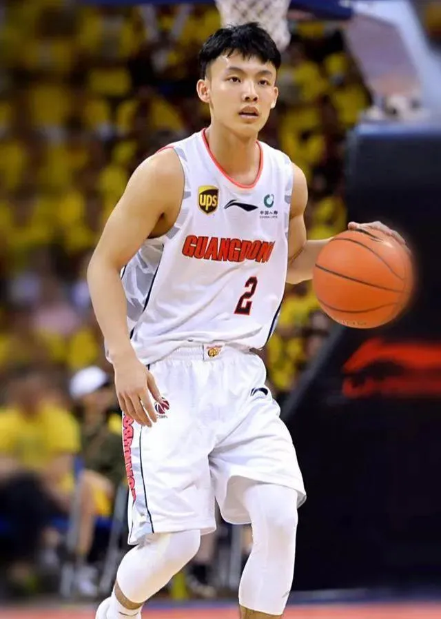 包含赛地聚焦——CBA季后赛集结日热度飙升，多伦多猛龙刷新队史纪录，话题不断，团队化学反应显著的词条